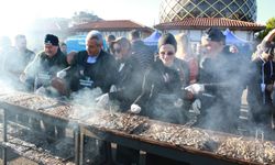 Rize'de düzenlenen "8. Hamsi Festivali"nde katılımcılara 2 ton 53 kilo hamsi ikram edildi