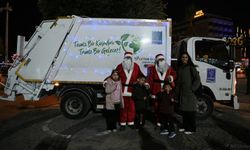 Kuşadası’nda Noel Baba kostümlü personel yeni yıl coşkusu yaşattı