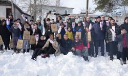 Vali Özarslan, çocuklarla kızak yaptı, kar topu oynadı