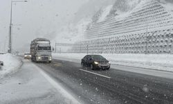 Bolu Dağı’nda kar yağışı ulaşımı olumsuz etkiliyor