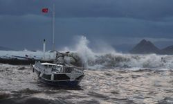 Kaş’ta şiddetli fırtına etkili oldu: Ağaçlar devrildi, okul çatısı zarar gördü