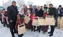 Çocuklara el yapımı geleneksel tahta kızak hediye edildi