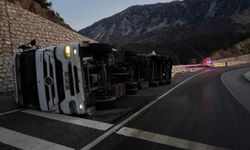 Karayolunda yem yüklü tır devrildi: 2 yaralı