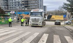 Mamak'ta hafriyat kamyonunun altında kalan yaşlı kadın ağır yaralandı