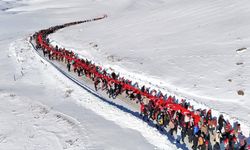 Sarıkamış Şehitlerini Anma Yürüyüşü’nde eksi 20 derecede tek yürek olundu