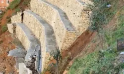 Rize Ardeşen'de duvar çöktü: 2 ev boşaltıldı, yol kapalı