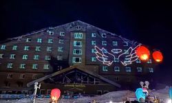 Kartalkaya faciasında yaşamını yitirenler otel önünde anıldı