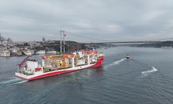 Yıldırım İstanbul Boğazı’ndan Geçti