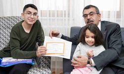 Depremzede öğrencinin karnesini Bakan verdi