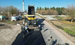 Şanlıurfa'da Suruç Bostancı grup yolunda sıcak asfalt çalışması yapıldı