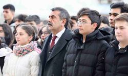 Depremlerde hayatını kaybedenler tüm okullarda saygı duruşuyla anılacak