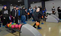 Ardahan Valisi Hayrettin Çiçek öğrencilerle bowling oynadı