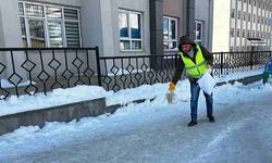 Ardahan'da kaldırımlar elle tuzlandı