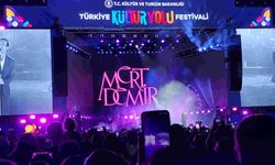 Bursalılar Türkiye Kültür Yolu Festivali'nde Mert Demir konseriyle eğlendi