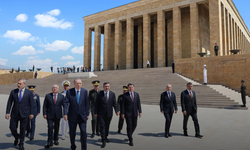 Cumhurbaşkanı Erdoğan başkanlığındaki YAŞ üyeleri Anıtkabir’i ziyaret etti