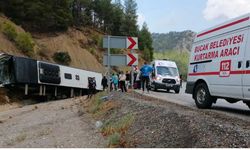 Isparta-Antalya karayolunda yolcu otobüsü devrildi