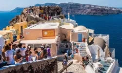 Yunanistan turist yoğunluğunu önlemek için vergi artırıyor