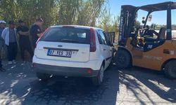 Serik'te forklift otomobilin motoruna saplandı, otomobil sürücüsü yaralandı