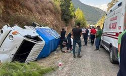 Elmalı-Finike karayolu’nda tarım işçilerini taşıyan kamyonet kaza yaptı: 8 yaralı