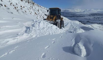 Bayburt'ta kar fırtınasında 4 kişi mahsur kaldı