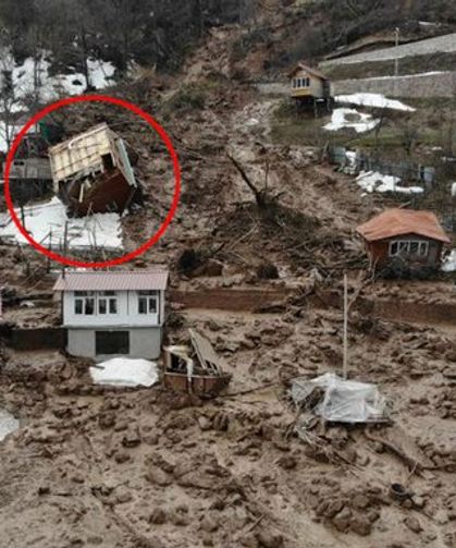 Artvin’de korkutan heyelan: Ev havada taklalar attı