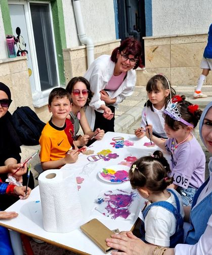 Öğrenciler, anneler günü hediyelerini  anneleriyle birlikte hazırladılar