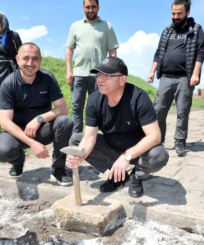 Vali Ziya Polat, Ani Ören Yeri'ndeki sur içi yürüyüş yollarında devam eden çalışmaları inceledi