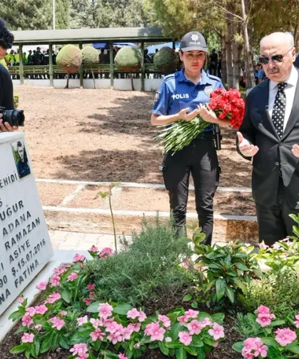 Adana Valisi Yavuz Selim Köşger, 15 Temmuz şehitlerinin kabrini ziyaret etti