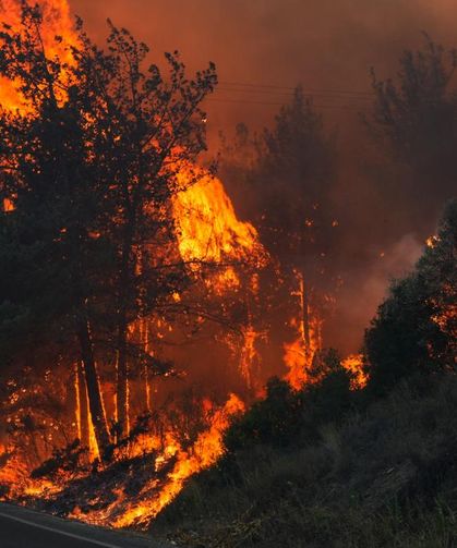 Çanakkale'de yangın büyüyor: Ev ve araçlar zarar gördü