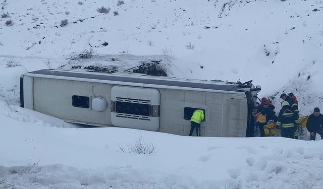 Erzincan'da yolcu otobüsü devrildi