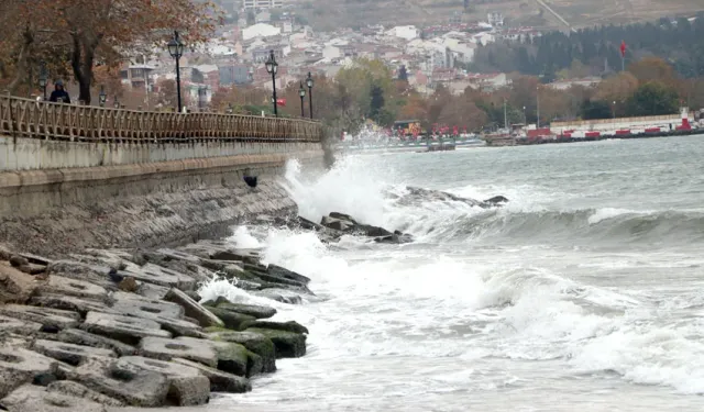 Tekirdağ'da 2 günlük poyraz deniz trafiğini durdurdu