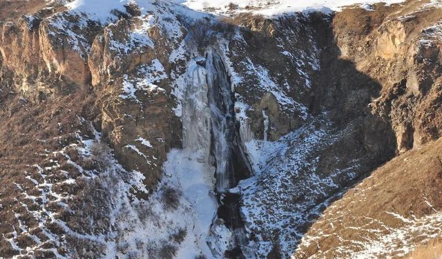 Kars Susuz Şelalesi, soğuklardan nasibini aldı