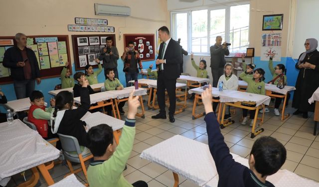 Kaymakam Ürkmezer karne heyecanına ortak oldu