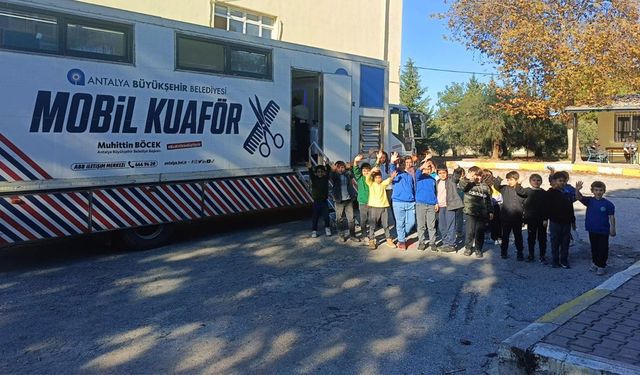 Antalya'da Mobil kuaför TIR'ı öğrencilere ücretsiz hizmet veriyor