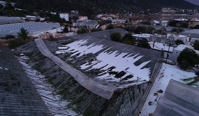 Antalya Demre’de etkili dolu yağışı ulaşımı durdurdu ve seralara zarar verdi