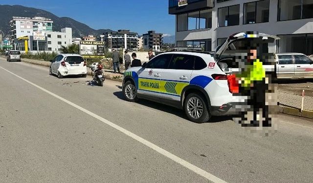 Antalya'nın Finike ilçesinde maddi hasarlı trafik kazası