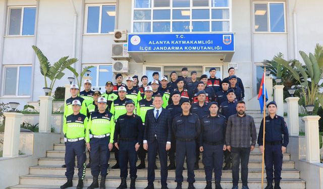 Alanya Kaymakamı Ürkmezer, Jandarma personeline başarı belgesi takdim etti