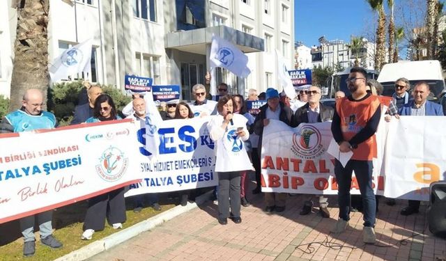 Antalya'da aile hekimlerinden yeni yönetmelik protestosu: Talepler karşılanmazsa eylemler sürecek