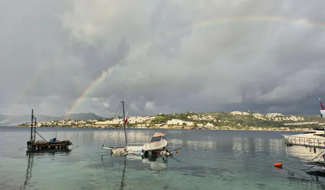 Bodrum'da kuvvetli rüzgar tekneyi batırdı