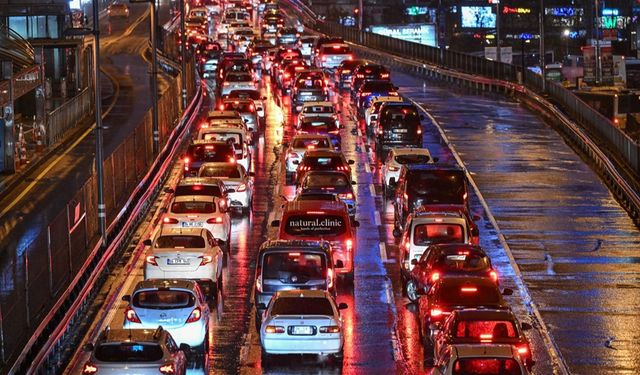 İstanbul trafiği kar yağışını engelliyor