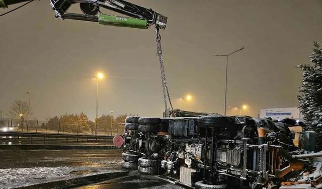 İstanbul’da kar küreme kamyonu devrildi: 1 yaralı