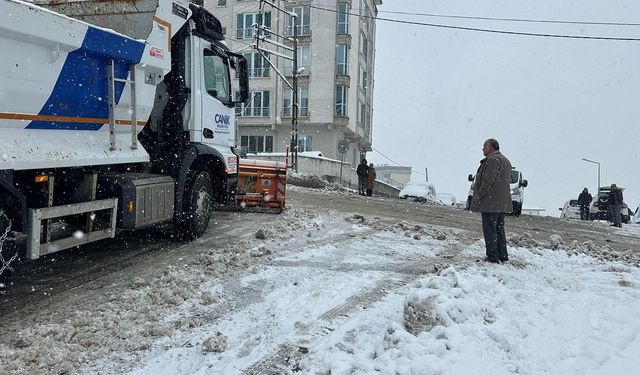 Canik’te karla mücadele aralıksız sürüyor