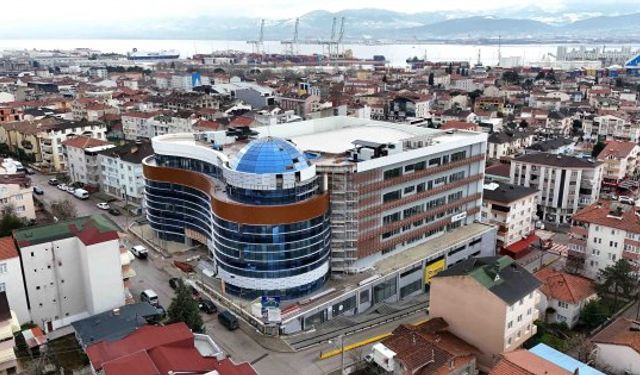 Derince Belediyesi hizmet binasında yoğun tempo