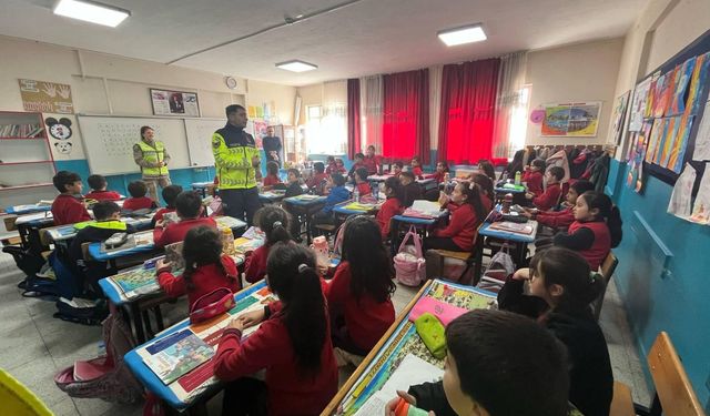 Kars'ta öğrencilere trafik güvenliği semineri verildi