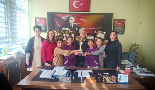 Kars Mihrali Bey Ortaokulu Badminton takımı bölge finallerine gidiyor