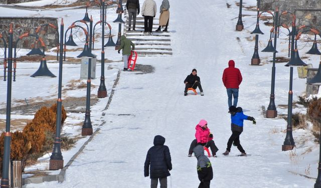 Kars’ta kar tatili çocukların eğlencesi oldu