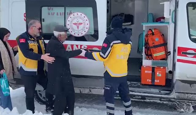 Kars'ta akciğer hastası ekipler tarafından hastaneye ulaştırıldı