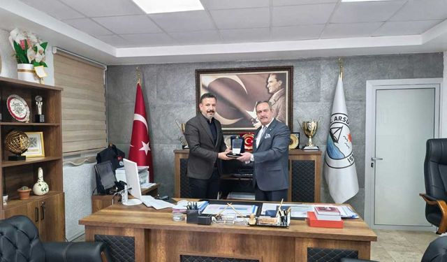 TİMBİR'den Hatay Arsuz Belediye Başkanı Sami Üstün'e plaket