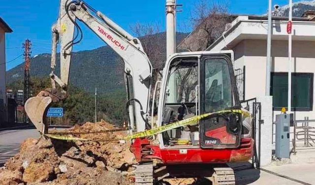 Antalya’da feci iş kazası: Kepçenin bomuna sıkışan belediye çalışanı hayatını kaybetti