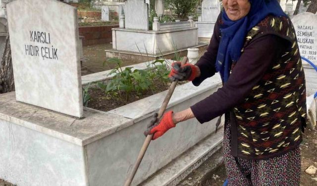 Antalya'da 75 yaşındaki Raziye nine, 20 yıldır mezarlığı gönüllü temizliyor